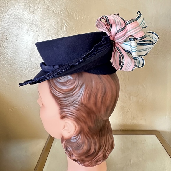 HAUTE MODE 1940S\' NAVY FELT TOPHAT + STRIPED TAFFETA BOWS + STRAW BRIM EDGING main image 4